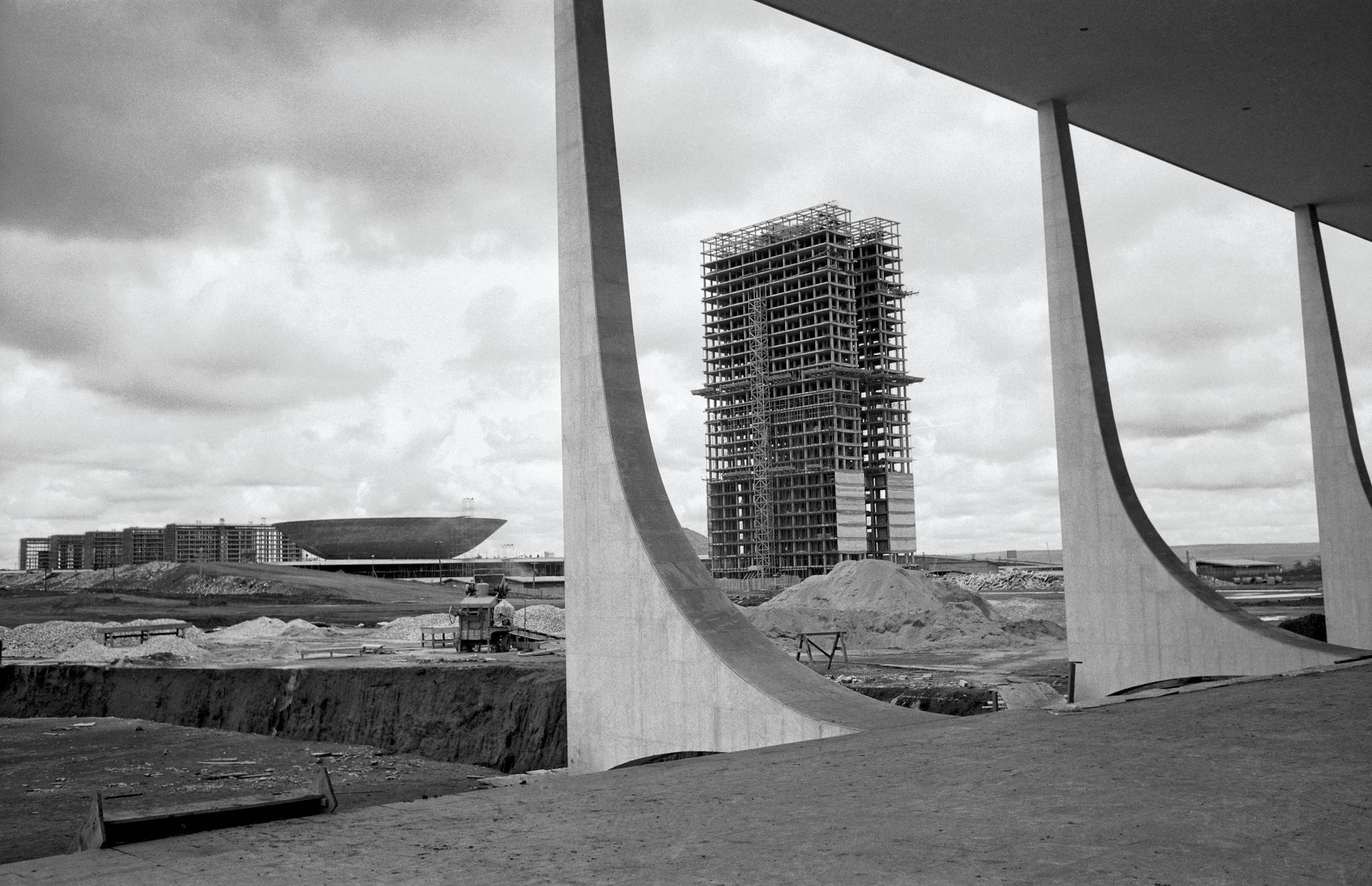 Congresso Nacional em construção visto do Palácio do Planalto, 1959