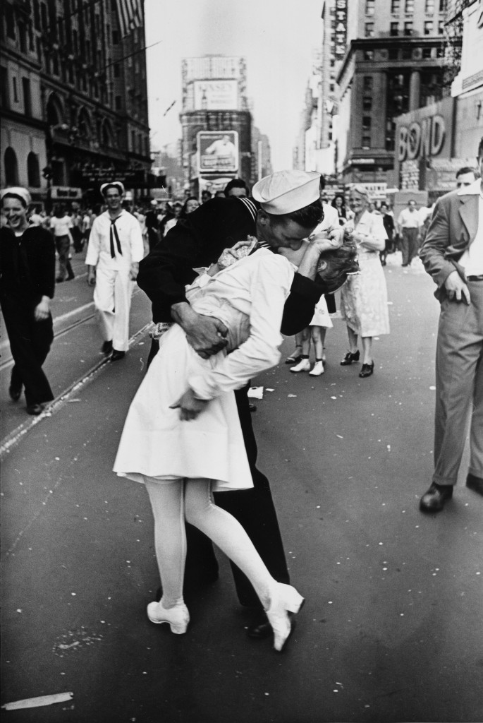 Alfred Eisenstaedt, Beijo na Times Square após a vitória dos Estados Unidos sobre o Japão na Segunda Guerra, Nova York, 1945. © Alfred Eisenstaedt/Pix Inc./Time & Life Pictures/Getty Images.
