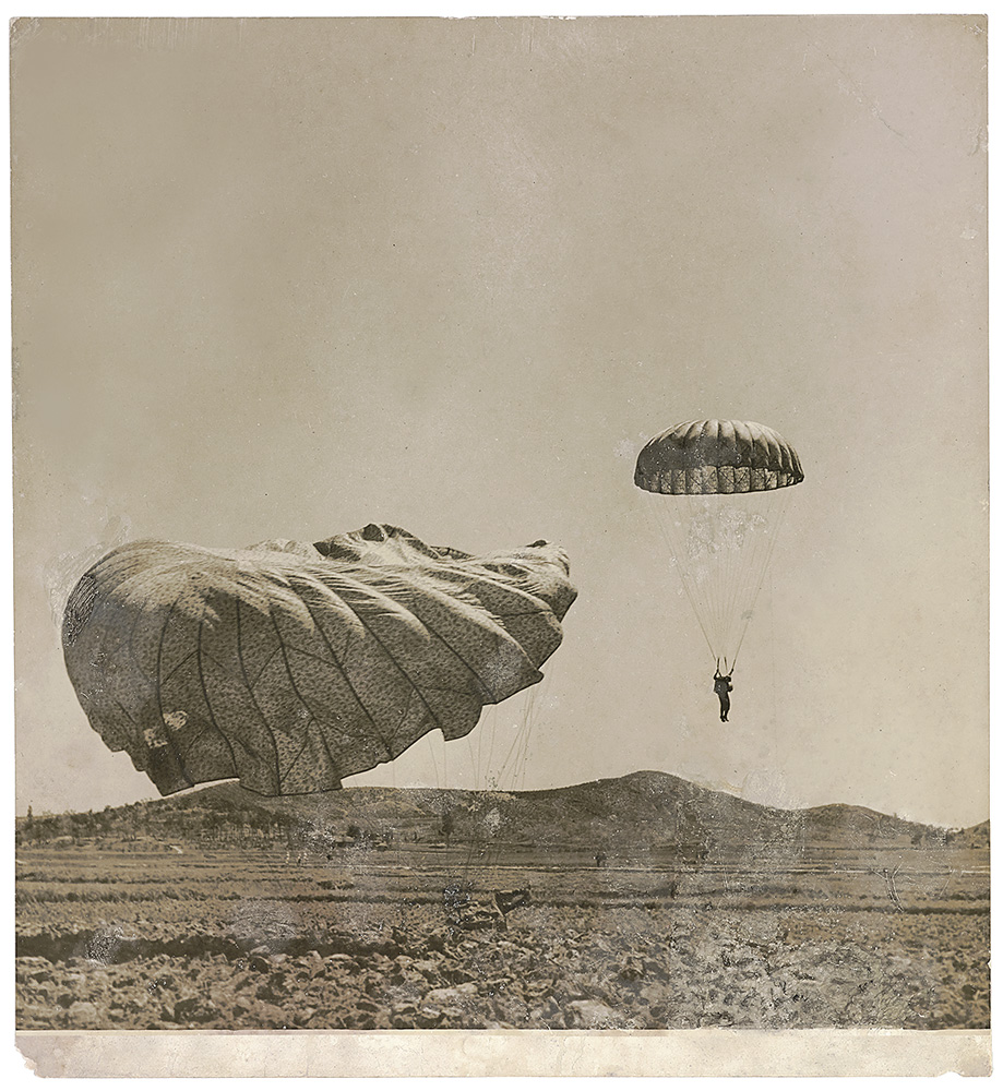 Paraquedistas norte-americanos em ação durante a operação Tomahawk. Munsan, Coreia do Sul, 1951. © Luciano Carneiro/Acervo Instituto Moreira Salles