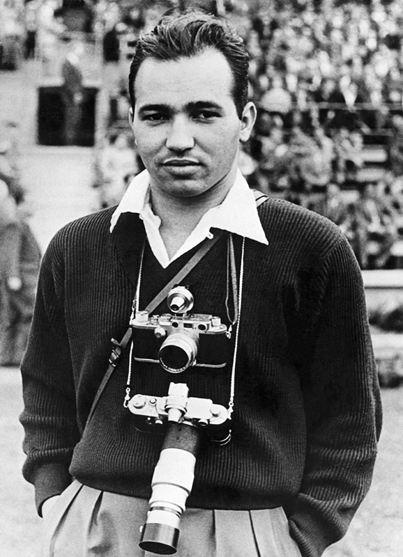 Luciano Carneiro durante cobertura do jogo Brasil x Hungria na copa do mundo de futebol de 1954, na Suíça. Autor desconhecido.
