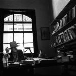 Por trás da foto: Eder Chiodetto conta como foi fotografar a escritora Hilda Hilst em sua mesa de trabalho