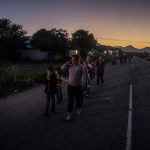 A caravana migrante que cruza o México em busca de asilo nos EUA pelas lentes da fotógrafa Adriana Zehbrauskas