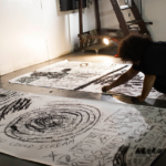 O curador suíço Hans Ulrich Obrist entrevista a artista Jota Mombaça